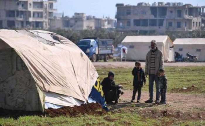 شوادر للجوء إليها أثناء الهزات